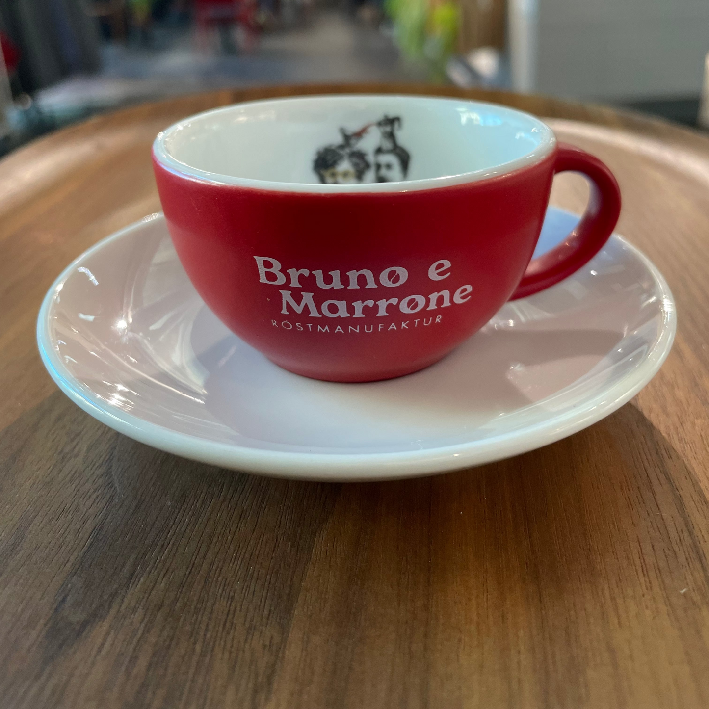 Espressotasse rot und Untertasse mit Bruno e Marrone Logo