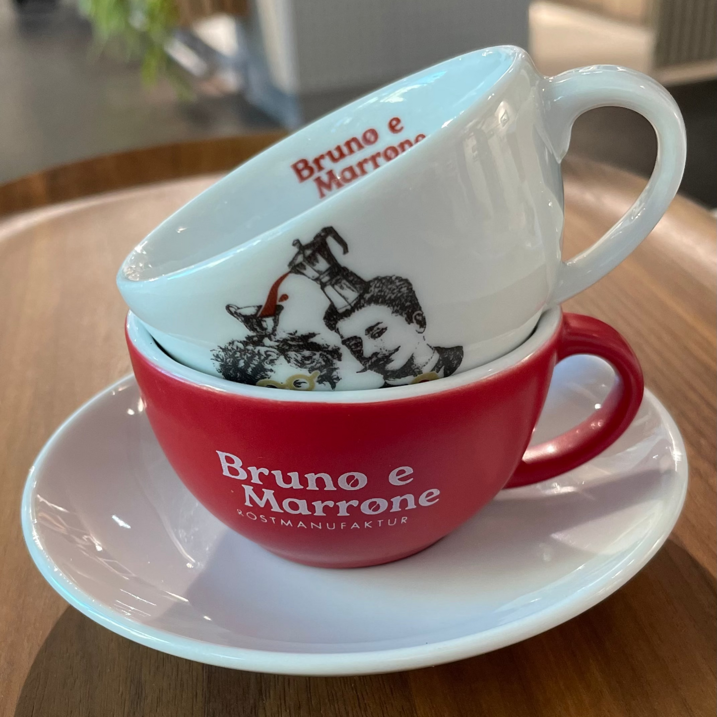 Espressotasse rot und Untertasse mit Bruno e Marrone Logo